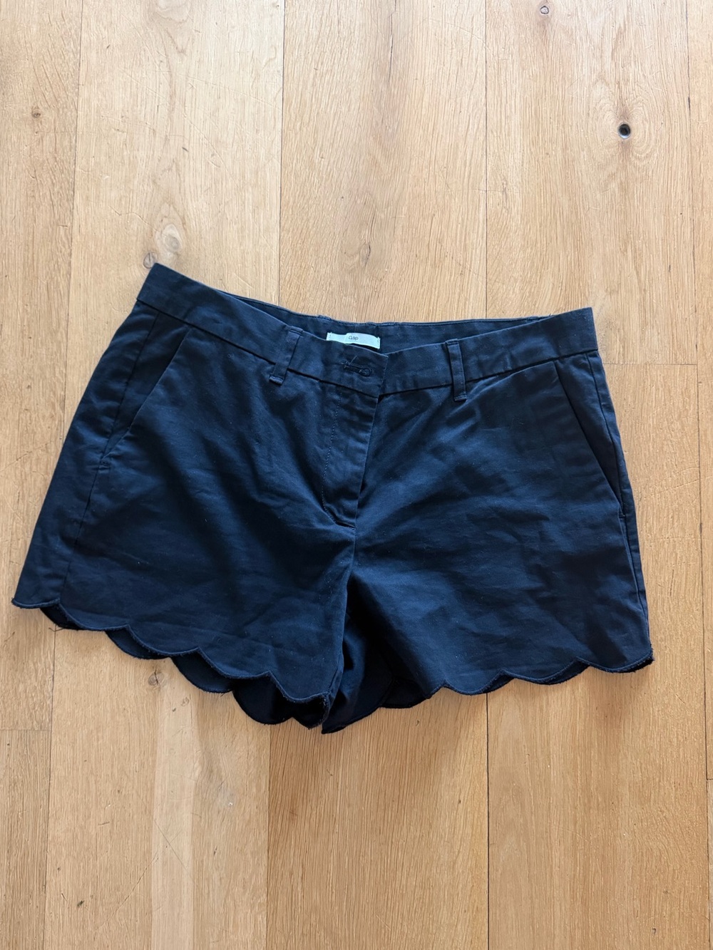 Gap scalloped edge shorts